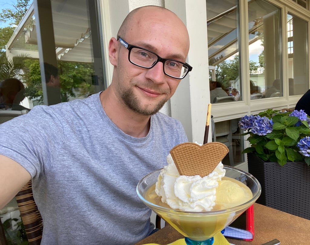Der Plan des Redakteurs ist aufgegangen. Der Einsatz im Kurparkcafé endet mit einem Eisbecher als Belohnung.
