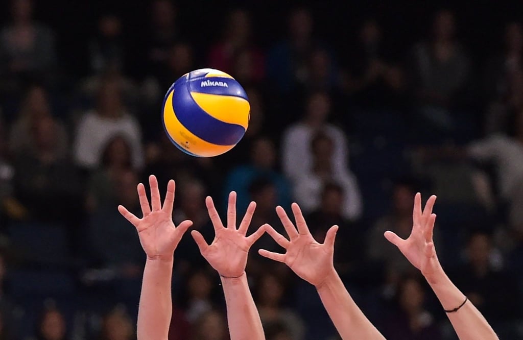 Spielerinnen versuchen den Ball zu treffen.