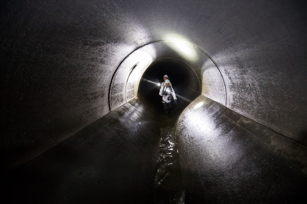 Blick in einen großen Abwasserkanal. Im Wasser können Abbauprodukte von Drogen gefunden werden.