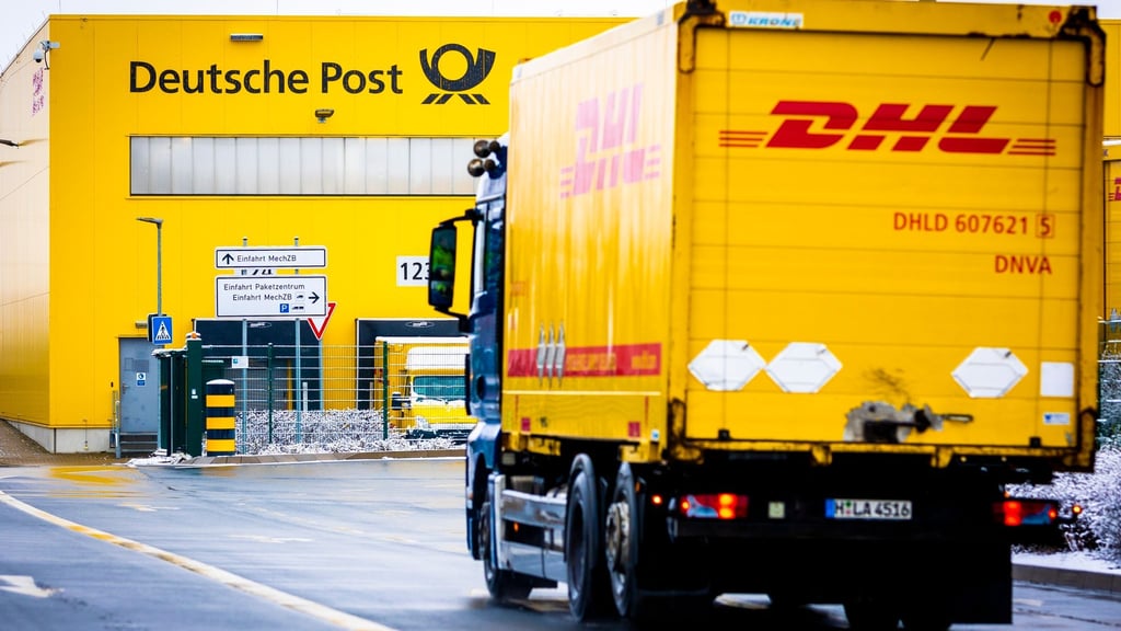 Ein Lastwagen fährt auf das Gelände der Deutsche-Post-DHL-Niederlassung.