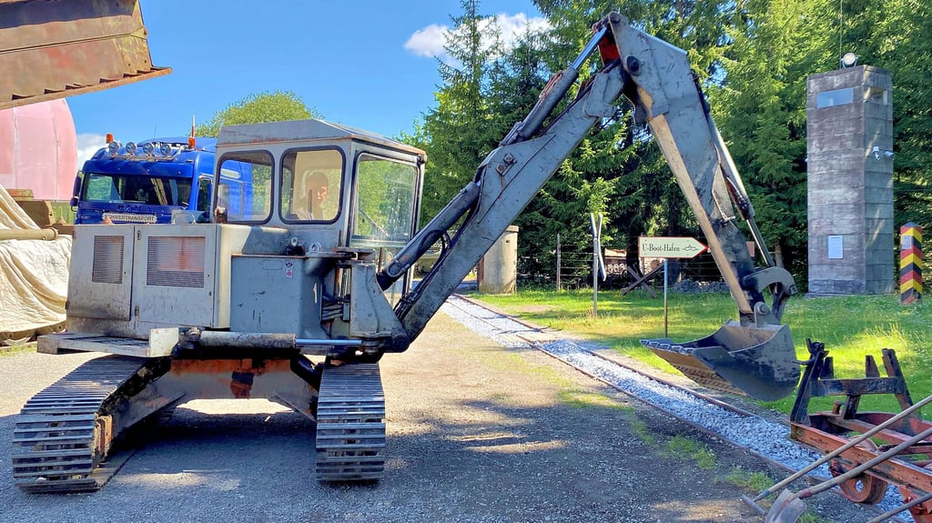 Das Ostdeutsche Fahrzeugmuseum Benneckenstein ist um eine Sehenswürdigkeit reicher. Eine Feldbahn soll bald Besucher über das Gelände befördern. Dafür tüfteln gerade Technikfans an der Lok und verlegen Gleise.