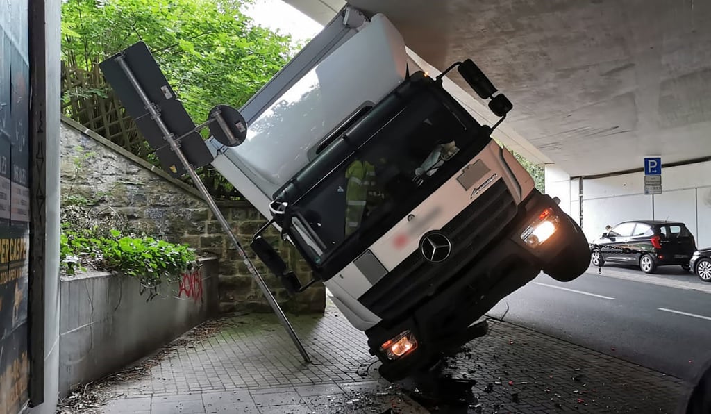 Ein Lastwagen steckt unter einer Eisenbahnbrücke in Bielefeld fest. Der Fahrer hatte die Durchfahrtshöhe missachtet und sich festgefahren.