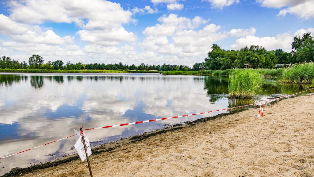 Der Badesee bei Prettin am Touristenzentrum ist wegen Blaualgenbefall von der Stadtverwaltung Annaburg gesperrt.