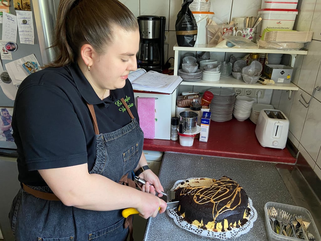 Iliriana Sens schneidet ein Stück vom Schoko-Mascarpone-Kuchen ab. Neben dem Eis werden auch Kuchen und Torten im Venezia selbst zubereitet.