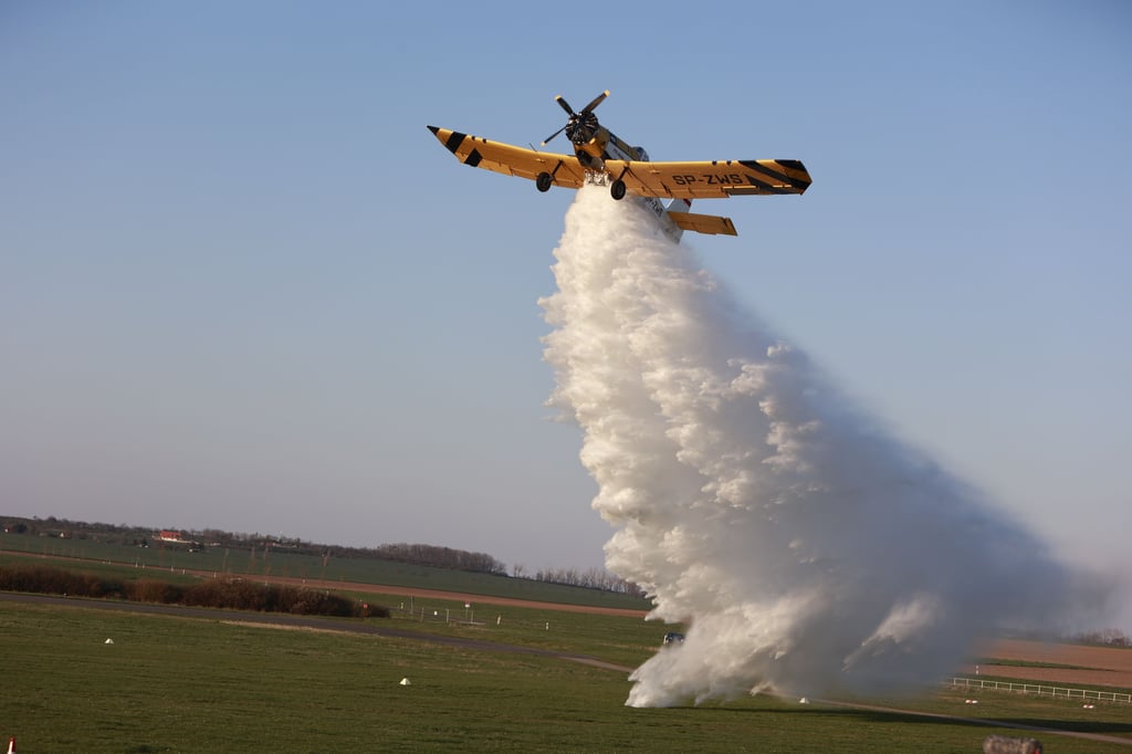 Das neue Löschflugzeug des Landkreises Harz - hier bei einer Übung - kam bei einem Waldbrand im Heer nahe Blankenburg zum Einsatz.