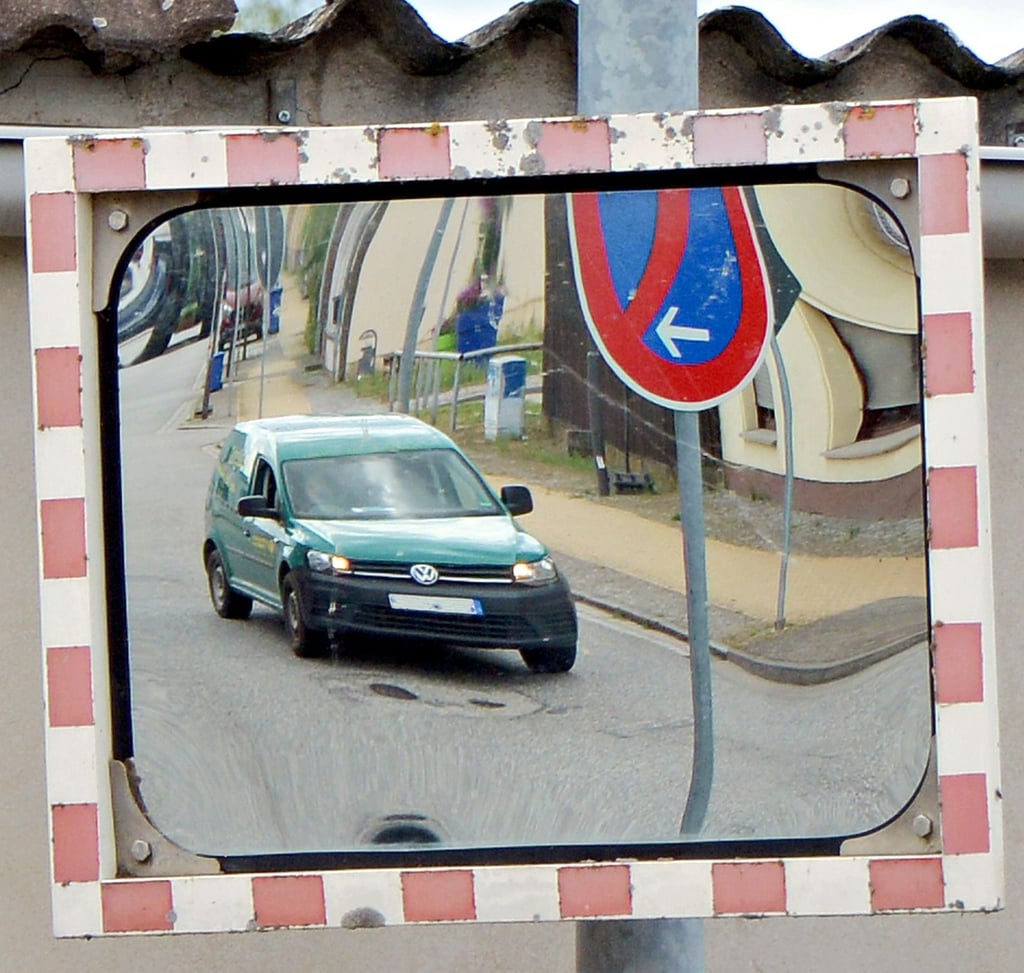 Verkehrsregelung: Neue Spiegel für sichere Straßen in Seehausen