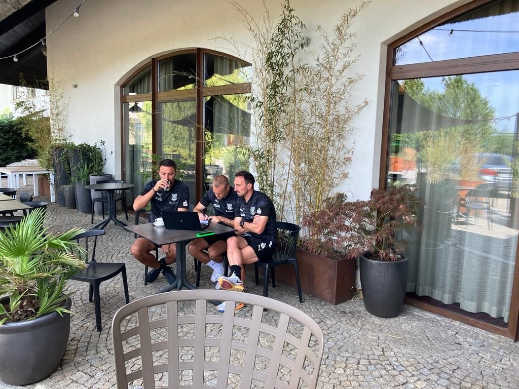 Trainer Sreto Ristic (v.l.), Chefscout Fabio Leutenecker und Co-Trainer Roberto Pinto planen die weiteren Einheiten.