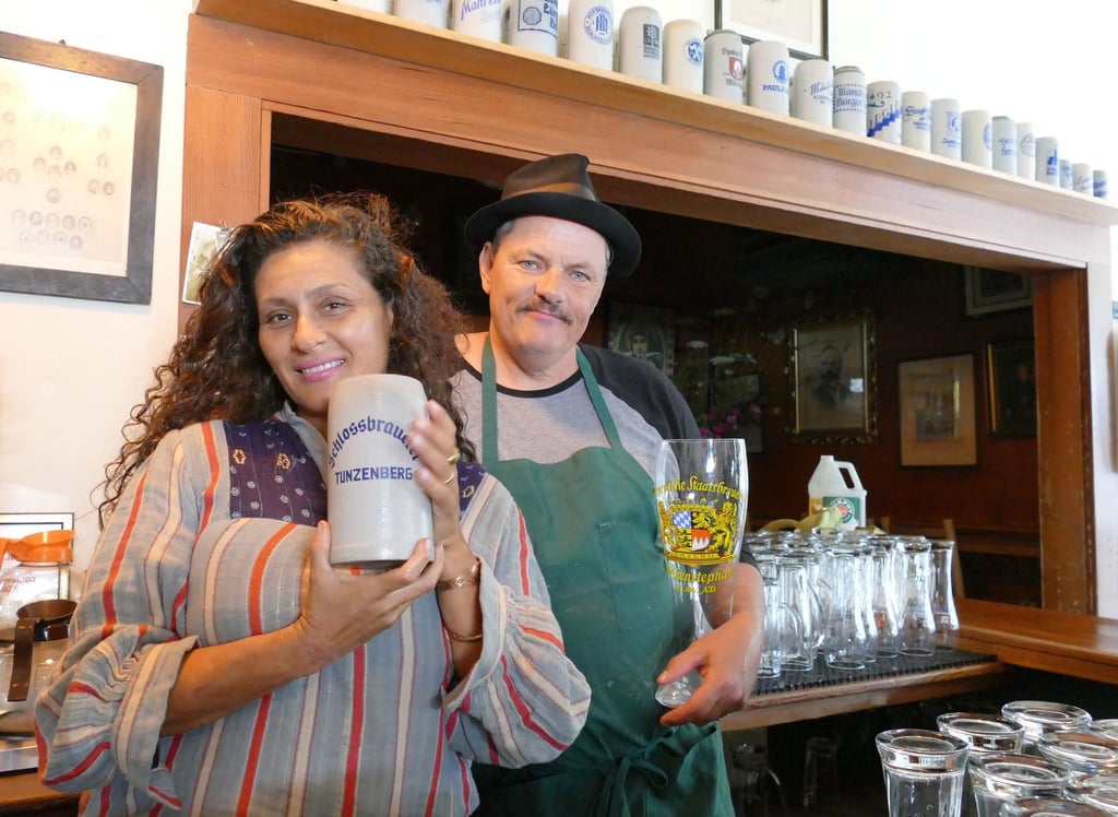 Fabrizio Wiest, Besitzer des deutschen Restaurants „Suppenküche“, und seine Frau Mandee Lopez stehen hinterm Tresen.