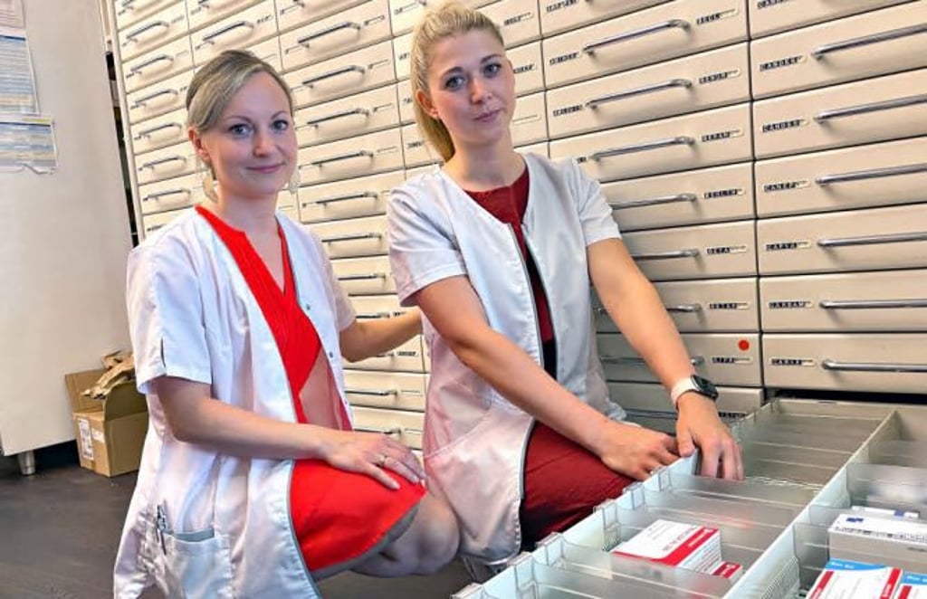 Anika Wesser (links) und Julia Zöller erlauben einen Blick in die Medikamentenschränke der „Neuen Apotheke“ in Hohenmölsen. In manchen Fächern herrscht gähnende Leere, weil das dorthin gehörende Präparat derzeit nicht verfügbar ist.