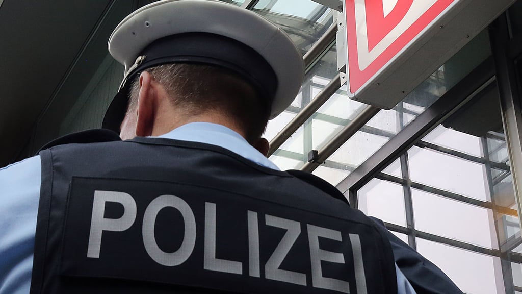 In Magdeburg hat eine Frau versucht, einen Bundespolizisten zu schlagen.