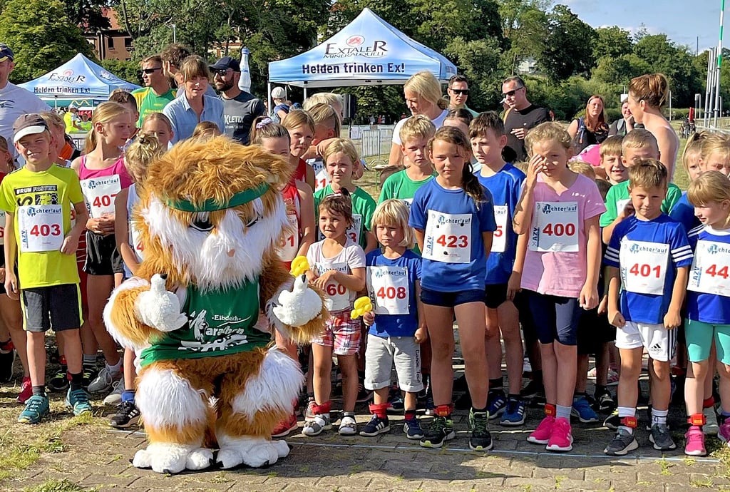 Kurz vor dem Kinderlauf zum Tangermünder Lichterlauf entstand im vergangenen Jahr noch dieses Foto mit Vereins-Maskottchen Elmar.