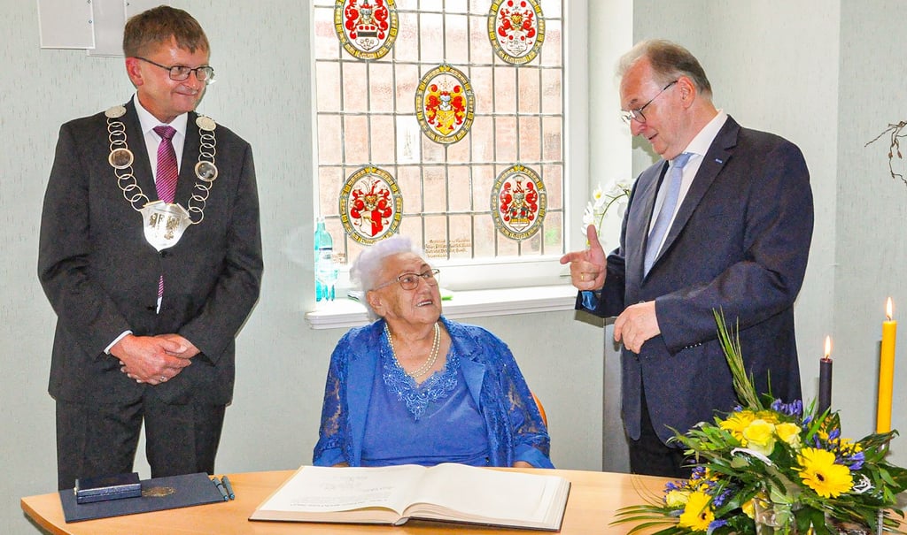 Erst trug sich Christa Rietzschel ins Goldene Buch der Stadt Salzwedel ein, dann fachsimpelte sie mit Ministerpräsident Reiner Haseloff (rechts). Bürgermeister Olaf Meining hörte zu.