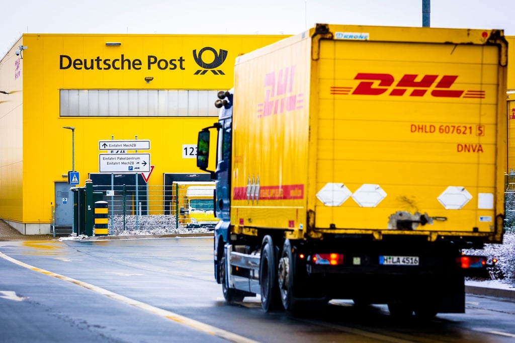 Ein Lastwagen fährt auf das Gelände der Deutsche-Post-DHL-Niederlassung.