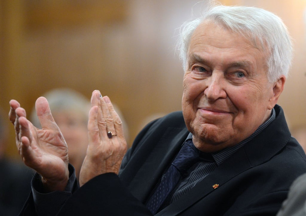 Der tschechische Schriftsteller und Dramatiker Pavel Kohout applaudiert im Rahmen seiner Ehrung mit dem Kunstpreis zur deutsch-tschechischen Verständigung.