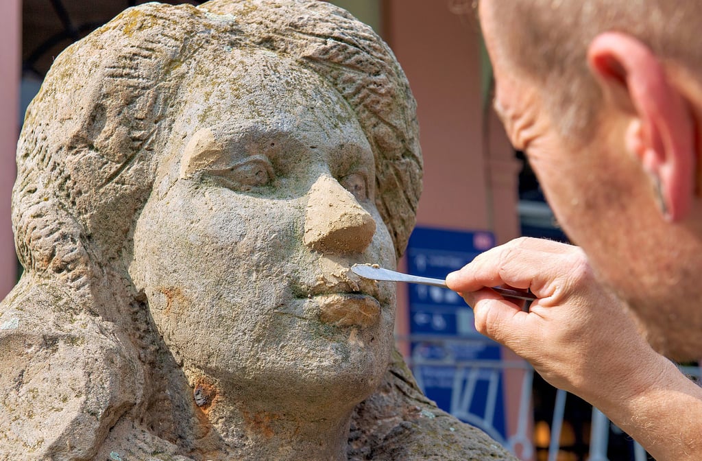 Jan Sedlacek erneuert die Lippen sowie Nase und Augenbrauen.