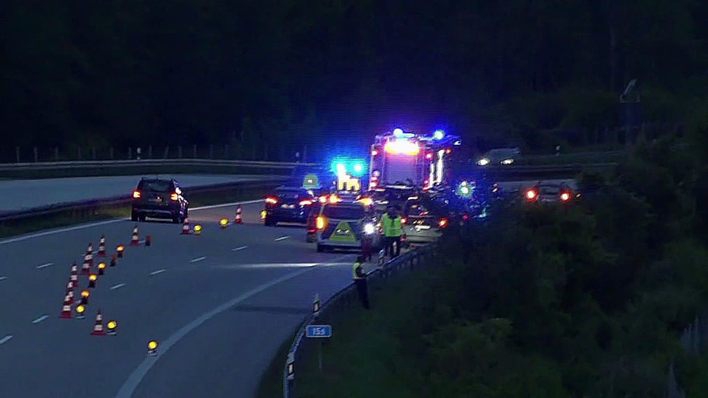 Polizisten sichern den Tatort ab. Nach einem Vorfall auf der Autobahn 9 bei Brück in Brandenburg im Mai wird wegen des Verdachts eines Tötungsdelikts ermittelt.