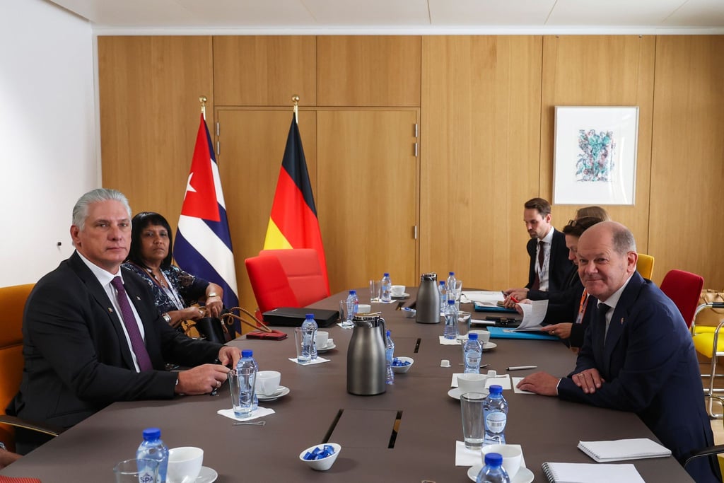 Bundeskanzler Olaf Scholz im Gespräch mit dem kubanischen Präsidenten Miguel Diaz-Canel.