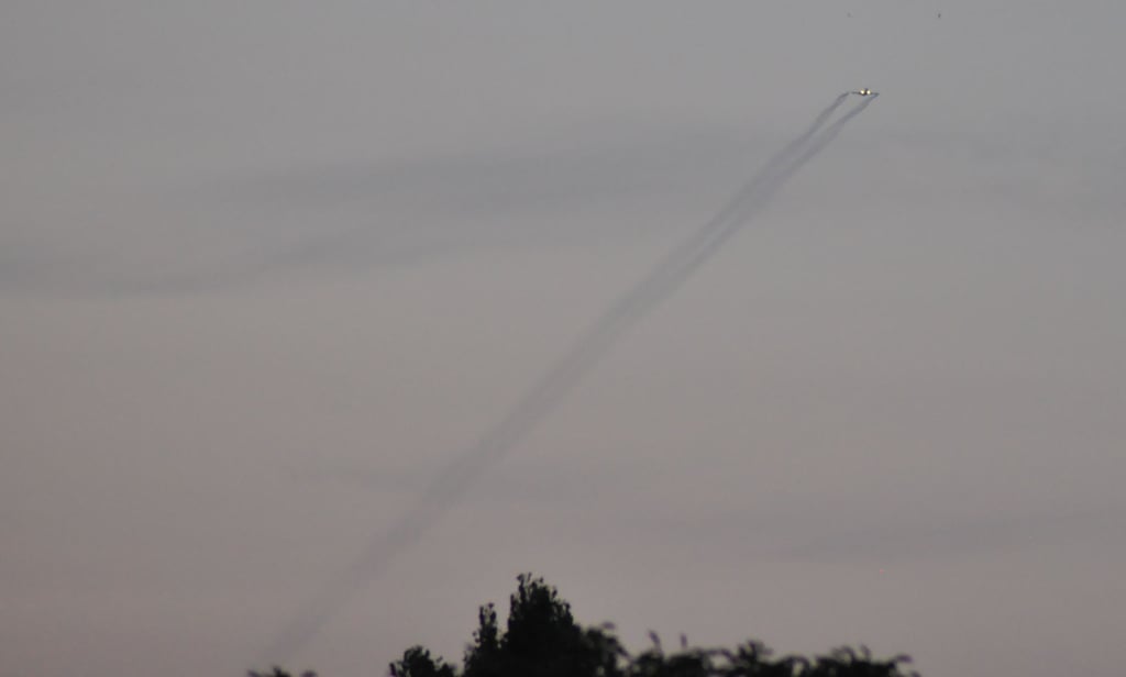 Notfall in der Luft: US-Fracht-Flugzeug am Himmel über Magdeburg zieht Spur  hinter sich her - Kerosin abgelassen