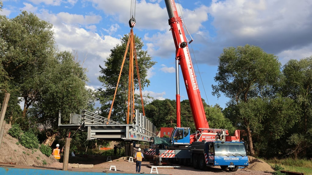 Am Dienstag wurde in Schollene am Seegraben die Behelfsbrücke mit einem Kran an ihren geplanten Platz neben der alten Brücke gehoben.