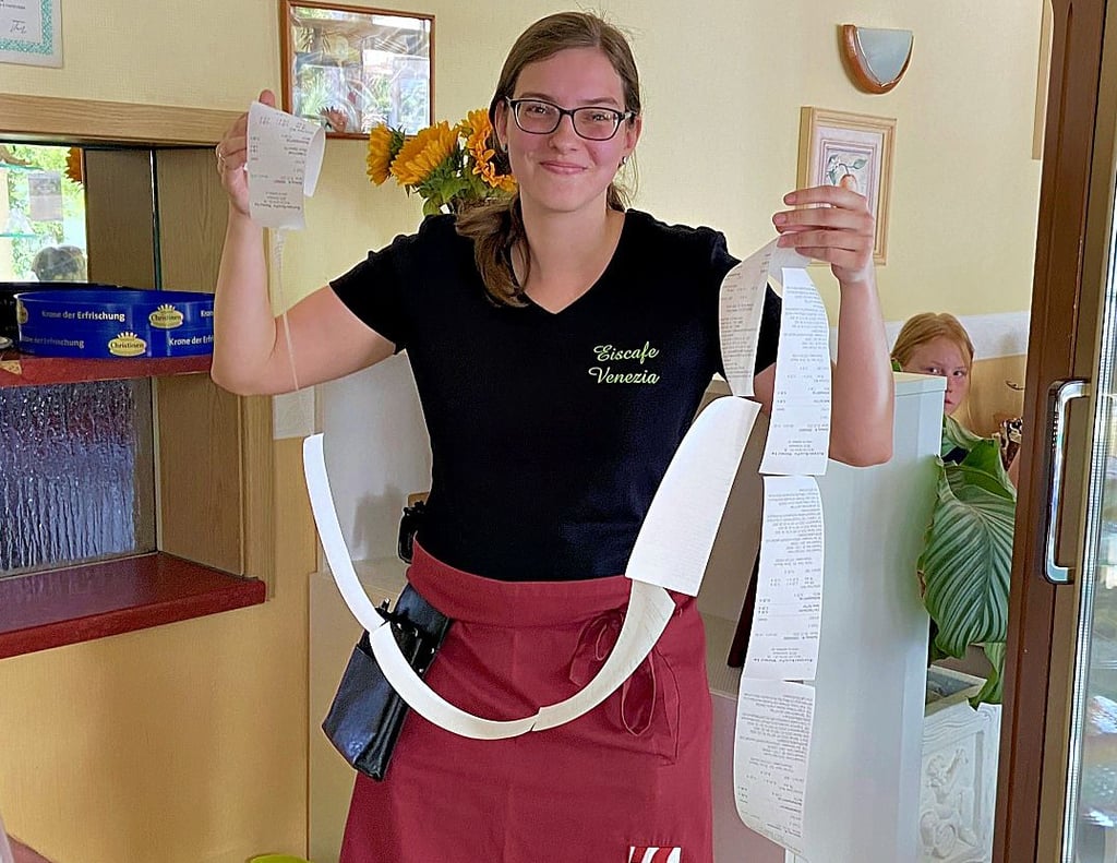 Ein Tisch, 18 Personen – und alle bezahlen einzeln. So eine „Quittungsschlange“ sieht auch das Team im Kurparkcafé nicht jeden Tag.