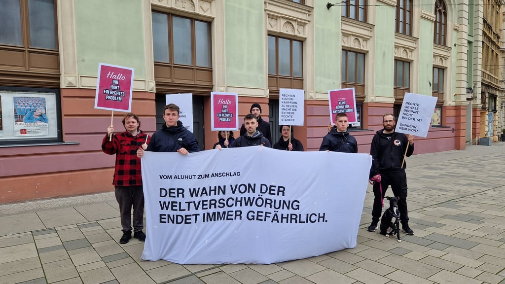 Mitglieder vom Bündnis Halle gegen Rechts bei einer Protestaktion vor dem Steintor. Aus dem Bündnis soll nun ein Verein werden.