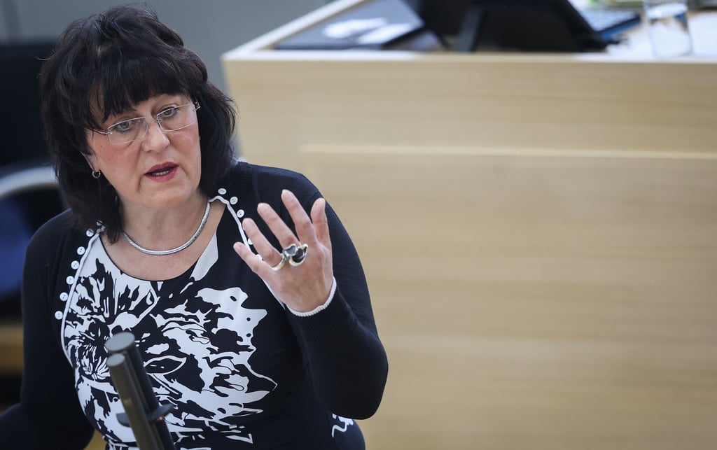 Bildungsministerin Eva Feußner im Landtag: Von ihrem Staatssekretär Frank Diesener hatte sich die CDU-Politikerin Mitte Juni im Zusammenhang mit der Intel-Posten-Affäre getrennt.