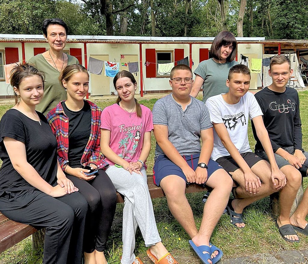 Die sechs Jugendlichen aus Magdeburgs Partnerstadt Saporischschja verbringen ihre Ferien mit ihren Betreuerinnen am Barleber See.
