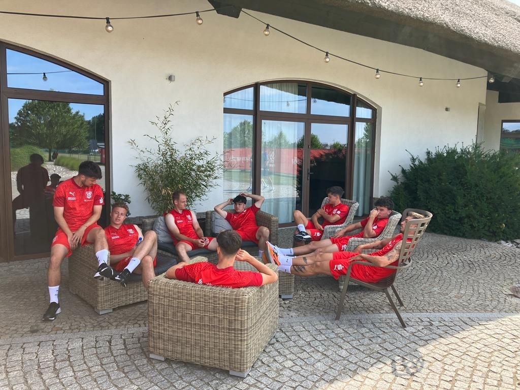 Die Spieler vor der gemeinsamen Laufrunde