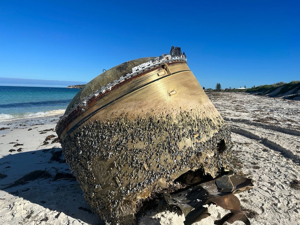 Dieses zylindrische Objekt wurde am Strand von Green Head etwa 250 Kilometer nördlich von Perth angespült.