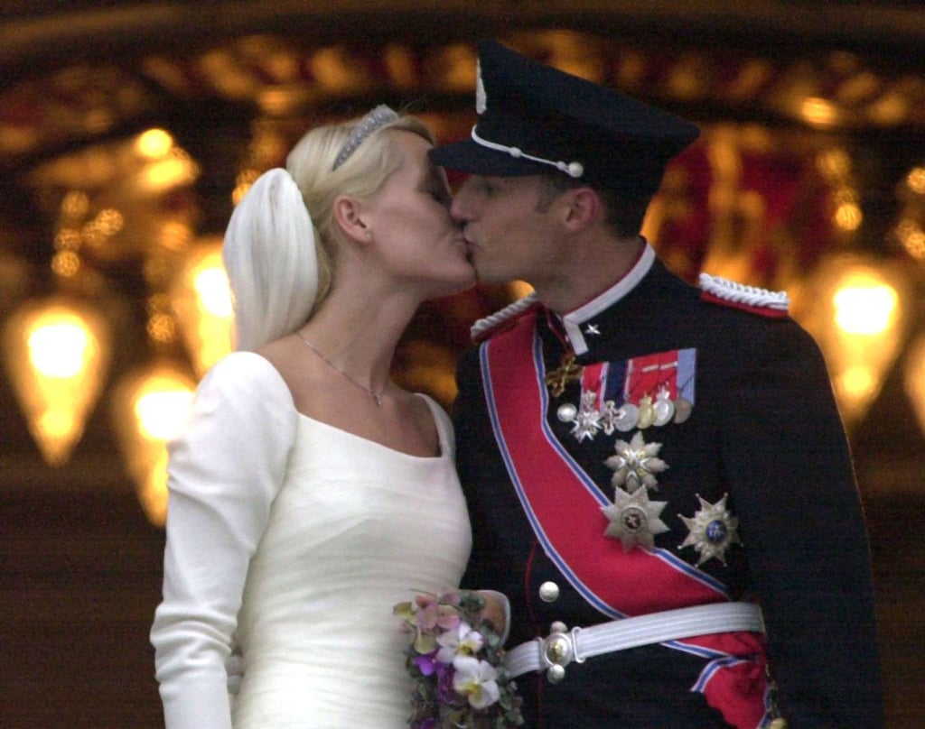Kronprinz Haakon und Kronprinzessin Mette-Marit nach ihrer Hochzeit im Dom von Oslo im Jahr 2000.