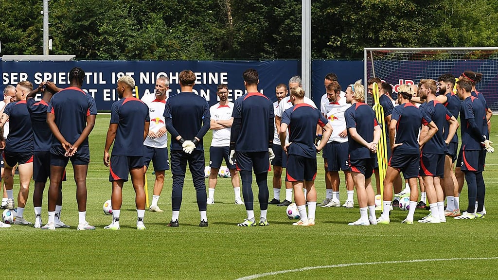 Stelldichein am Cottaweg: RB-Coach Rose begrüßt seinen Kader zu ersten gemeinsamen Einheit