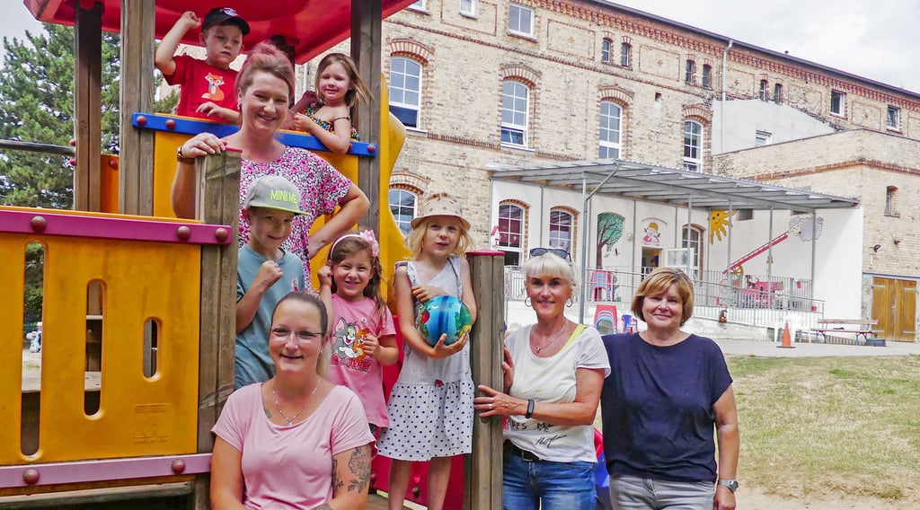 Letzter Tag am alten Standort: Leiterin Kerstin Lehmann (2. v. r.), ihre Kolleginnen und die Kinder freuen sich auf die neue Kita