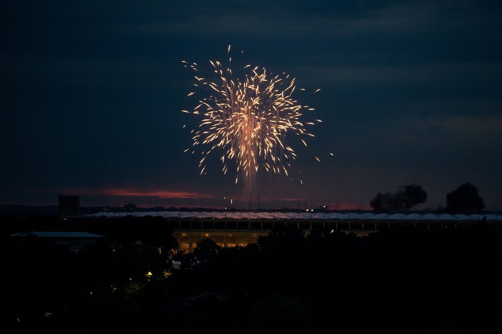 Feuerwerk steigt während des Konzerts der Band Rammstein über dem Olympiastadion in Berlin auf.