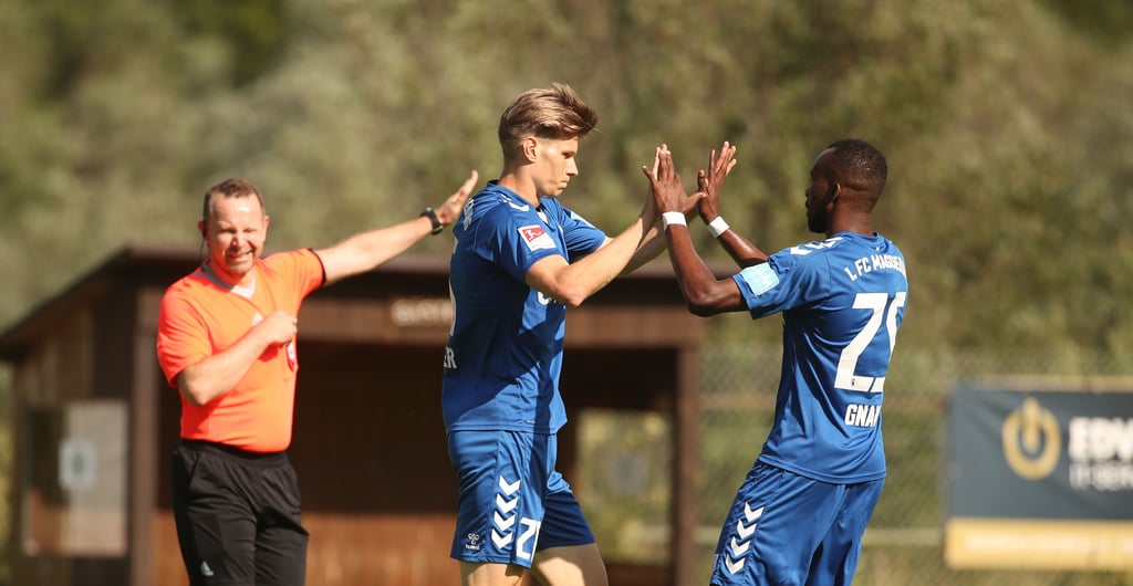 Klatscht sich hier nach seinem Tor im Testspiel gegen AEZ Zakakiou (Zypern) mit Silas Gnaka (r.) ab: FCM-Angreifer Luca Schuler, der nach seiner langen Verletzungspause beschwerdefrei ist.