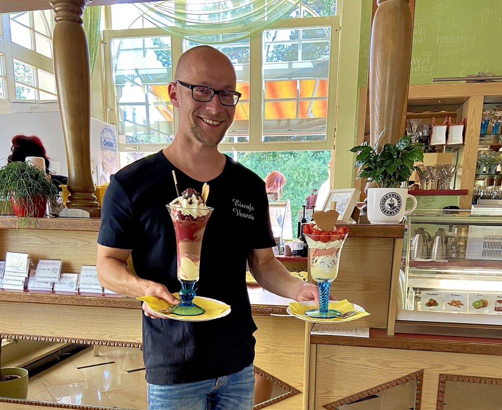 Im Kurparkcafé Venzia in Bad Salzelem hat Volksstimme-Reporter Paul Schulz Laptop und Kamera gegen Eisbecher eingetauscht und mit angepackt.