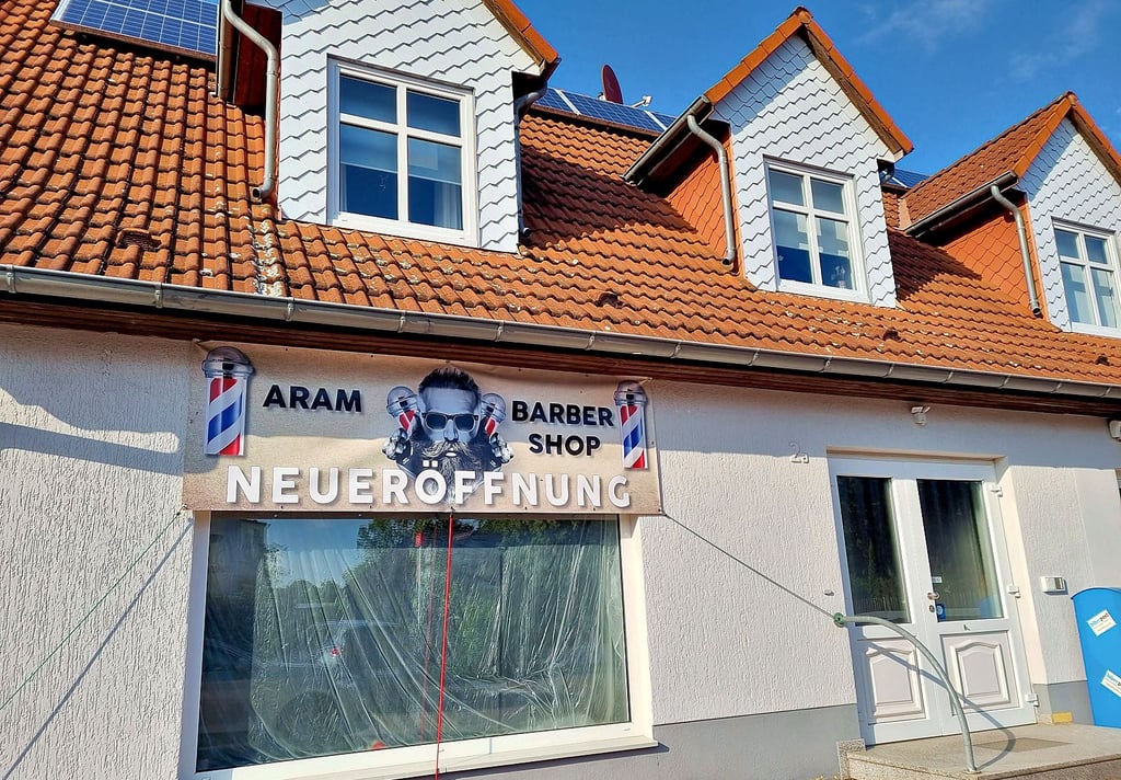 Für Jedermann ist es bereits an der Hauswand zu sehen: Hier eröffnet demnächst der Aram Barber Shop. Nur das genaue Datum fehlt noch.