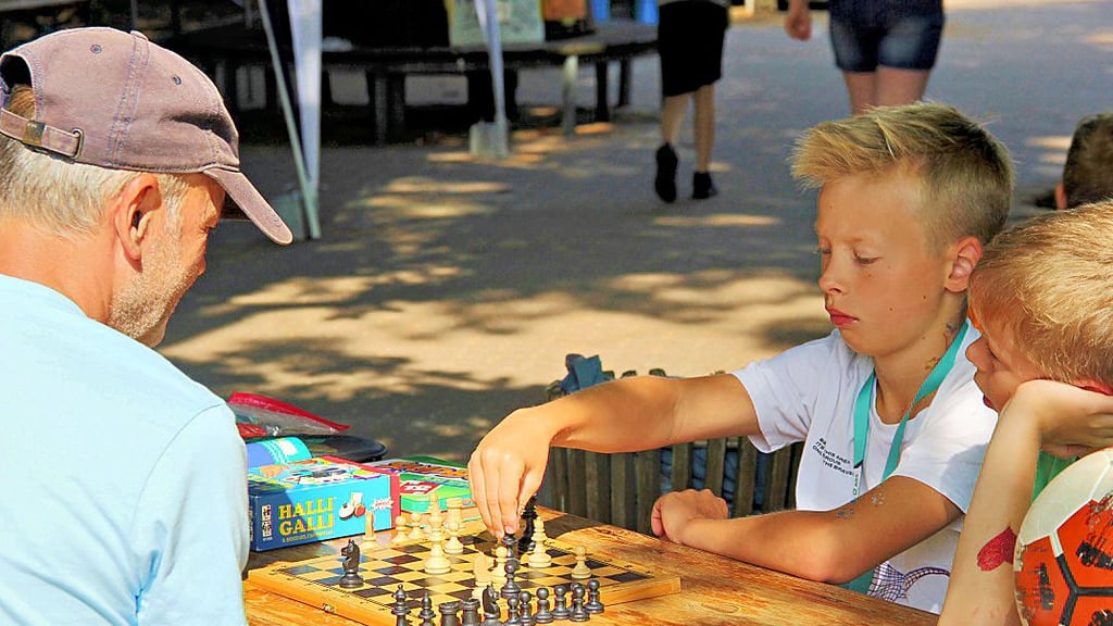 Ein bisschen Entspannung muss auch sein – zum Beispiel bei einer Partie Schach.