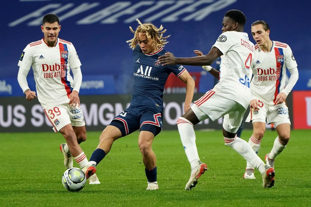 Xavi Simons (M) wird kommende Saison für RB Leipzig spielen.