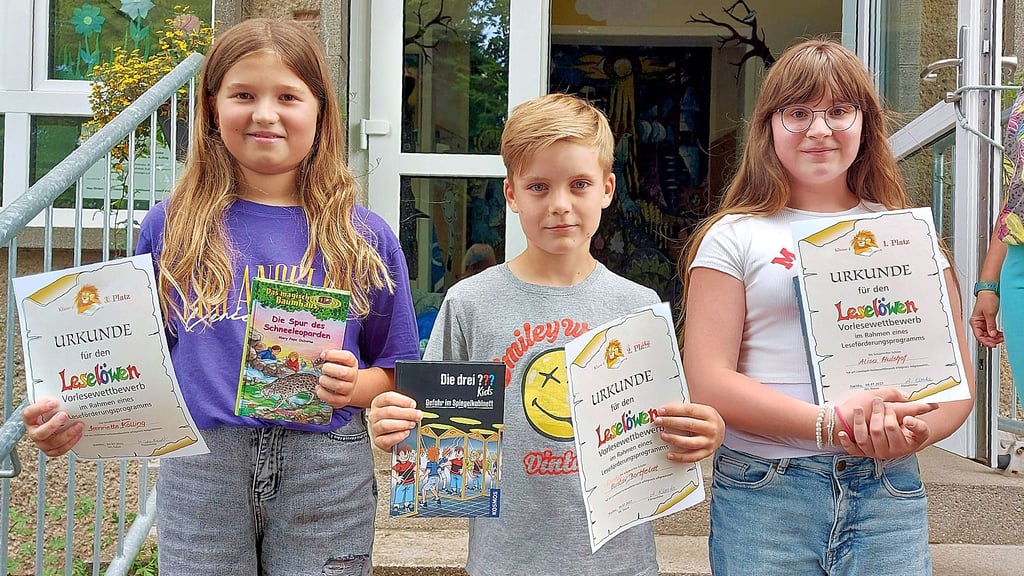 Gut gelesen, Löwe: Henriette Kölling (von links), Gustav Bortfeldt und Alisa Hulshof sicherten sich bei den Viertklässlern die ersten drei Plätze.