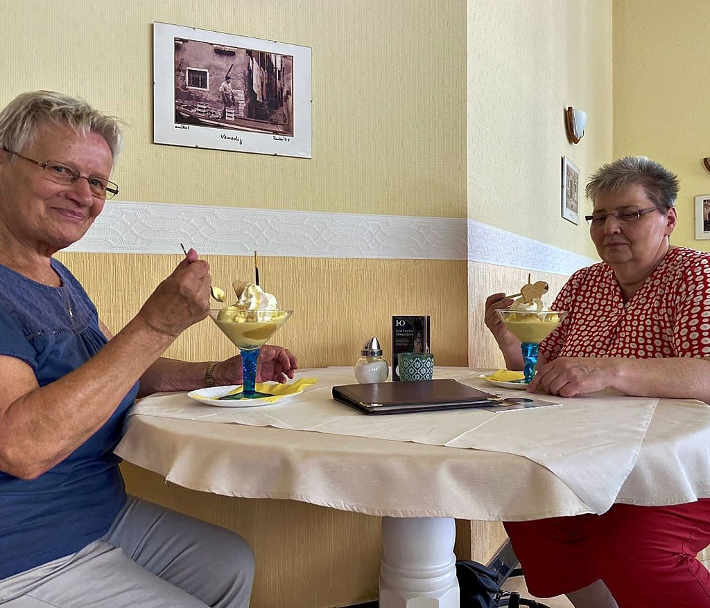 Die ersten Gäste, die der Volksstimme-Helfer bedienen durfte. Die Schwedeneisbecher sind glücklicherweise sicher am Ziel angekommen.