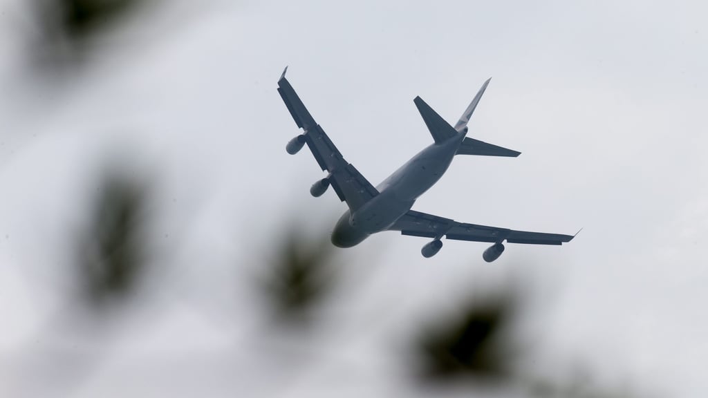 Eine Boeing 747-400 mit Ziel USA hat am Dienstagabend die geplante Flugroute verlassen müssen und vor der Rückkehr zum Flughafen nach Leipzig/Halle mehrere Kreise über der Altmark gedreht. 