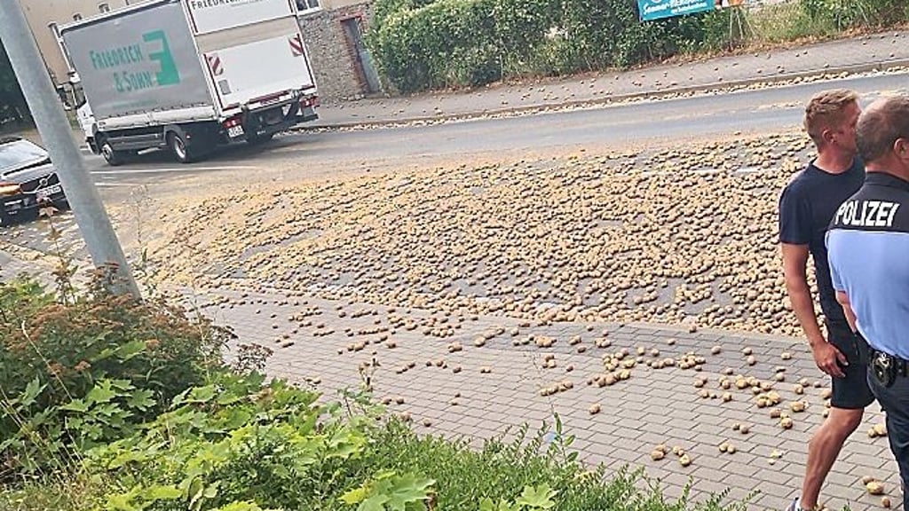 Mehrere Tonnen Kartoffeln auf der Fahrbahn sorgten am Mittwochmorgen für eine Sperrung der B180.