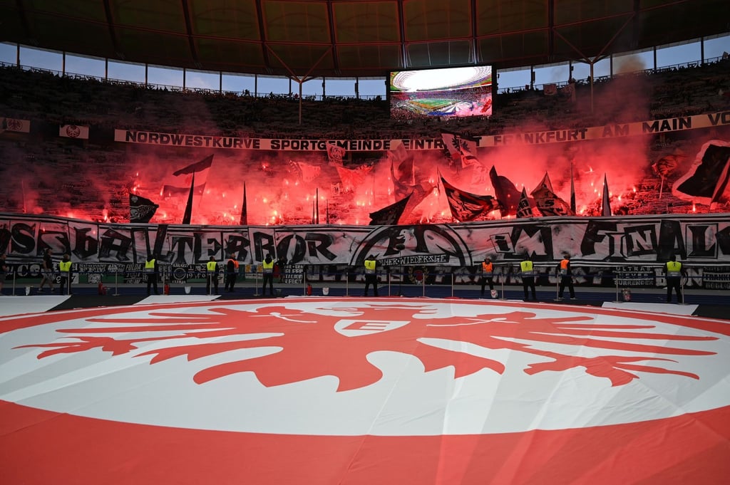 Wegen Verfehlungen der eigenen Fans muss Eintracht Frankfurt eine Geldstrafe in Höhe von 414.000 Euro zahlen.
