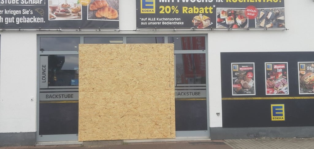 Die zerstörte Fensterscheibe des Edeka-Marktes in Wolfen.