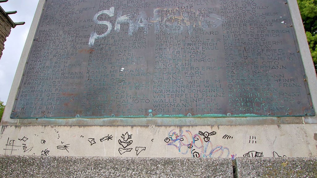 Das Kriegsdenkmal an der Saale ist ein beliebter Treffpunkt von Jugendlichen.