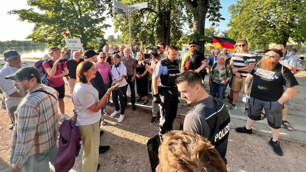Katrin Göring-Eckardt (weißes Oberteil) stellt sich den Gegendemonstranten. Ein Gespräch kam nicht zu stande.
