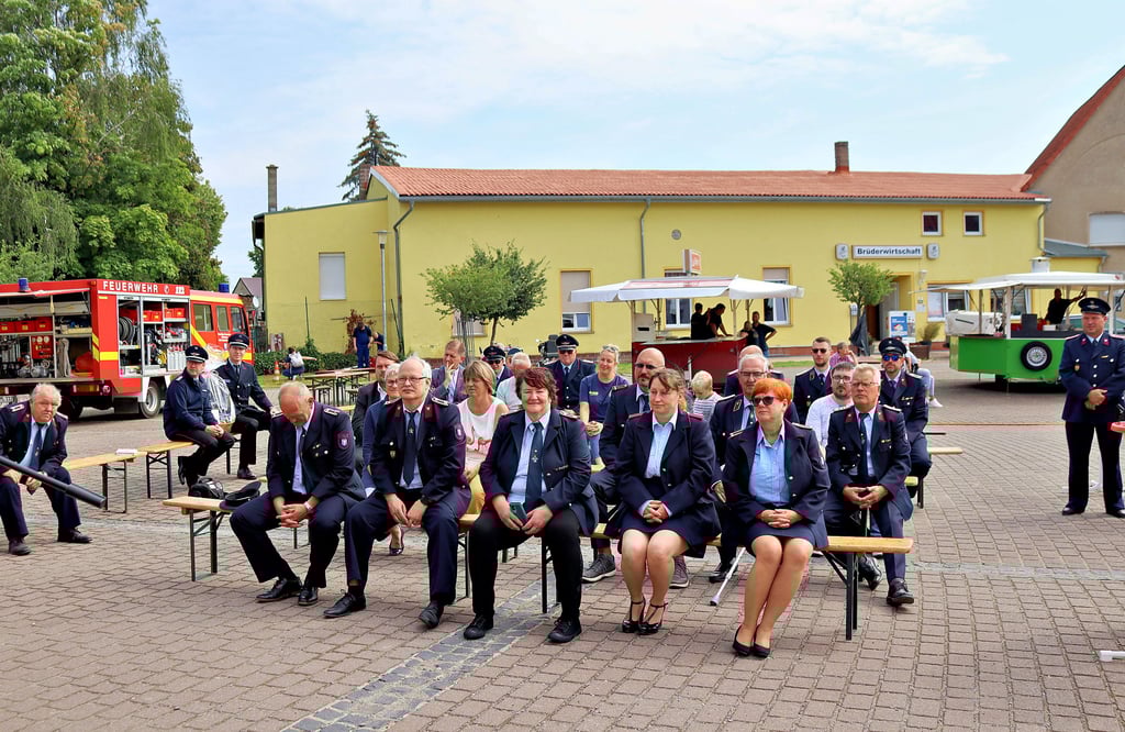 FAuf dem örtlichen Marktplatz in Großmühlingen feierte die Ortsfeuerwehr ihr 130-jähriges Bestehen. Zahlreiche Gäste erschienen und überbrachten Grußworte sowie Präsentkörbe.