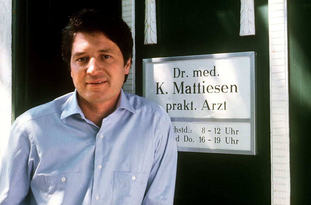 Schauspieler Christian Quadflieg als Dr. med. Karsten Mattiesen, aufgenommen bei Dreharbeiten zur TV-Serie „Der Landarzt“ im Jahr 1986.