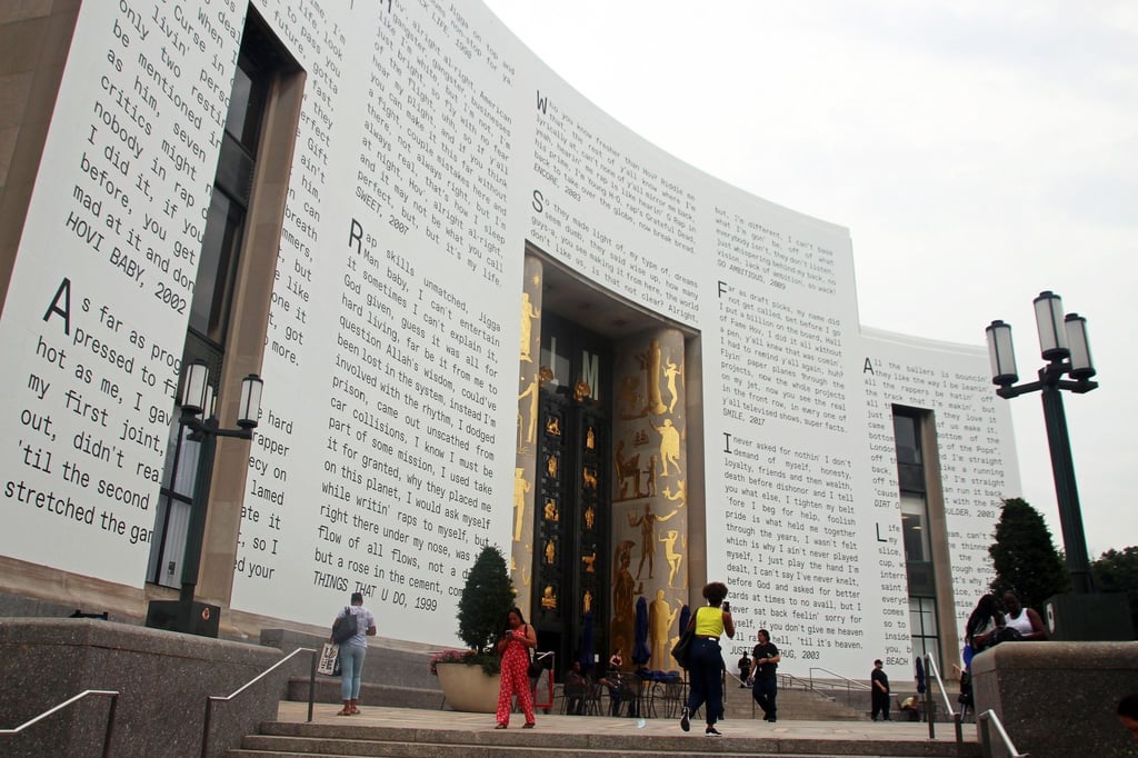 Auf der Außenwand der Brooklyn Public Library sind Songtexte von US-Rapper Jay-Z zu sehen.