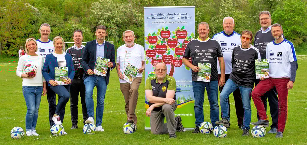 Am 11. August soll in Mertendorf der Ball beim Benefiz-Fußballspiel Medien gegen Wirtschaft zugunsten des Projekts „Apfel-Latein“ rollen. Die Organisatoren - hier bei einem früheren Treffen - freuen sich auf das Spiel.